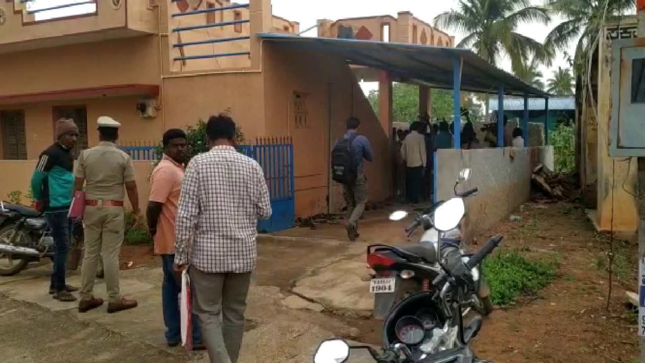ಮಗಳು ಪ್ರಿಯಕರನೊಂದಿಗೆ ಪರಾರಿ: ಮನನೊಂದ ಕುಟುಂಬ ವಿಷಸೇವಿಸಿ ಆತ್ಮಹತ್ಯೆ ಮಗಳು ಪ್ರಿಯಕರನೊಂದಿಗೆ ಪರಾರಿ: ಮನನೊಂದ ಕುಟುಂಬ ವಿಷಸೇವಿಸಿ ಆತ್ಮಹತ್ಯೆ