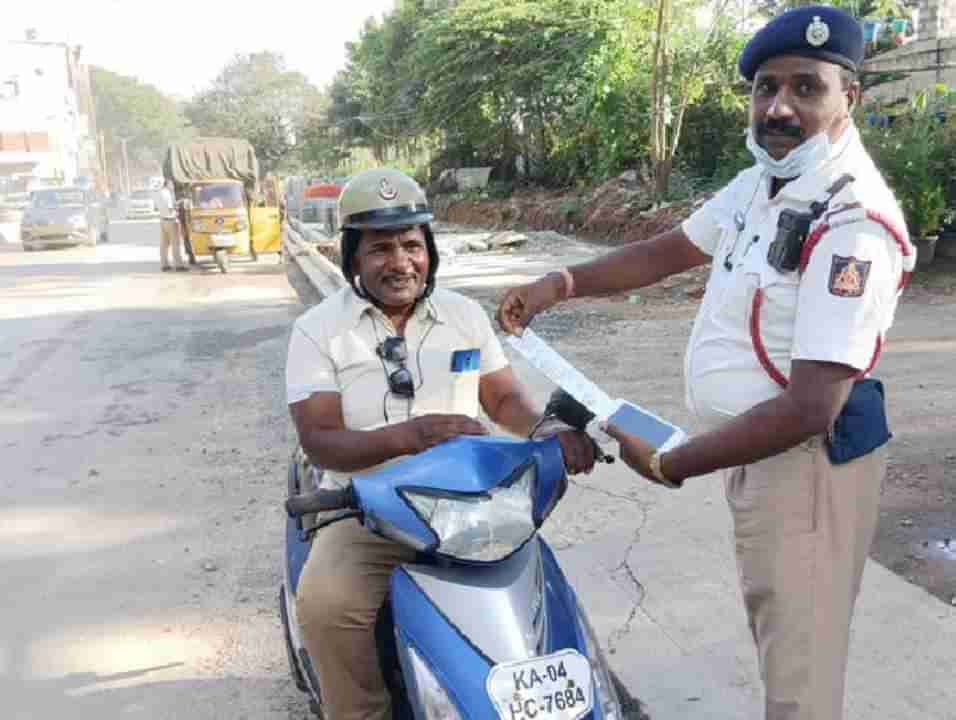 ಹಾಫ್ ಹೆಲ್ಮೆಟ್ ಹಾಕಿ ಸ್ಕೂಟರ್ ರೈಡ್ ಮಾಡುತ್ತಿದ್ದ ಪೊಲೀಸ್ ಗೆ ದಂಡ ವಿಧಿಸಿದ ಟ್ರಾಫಿಕ್ ಪೋಲಿಸ್!