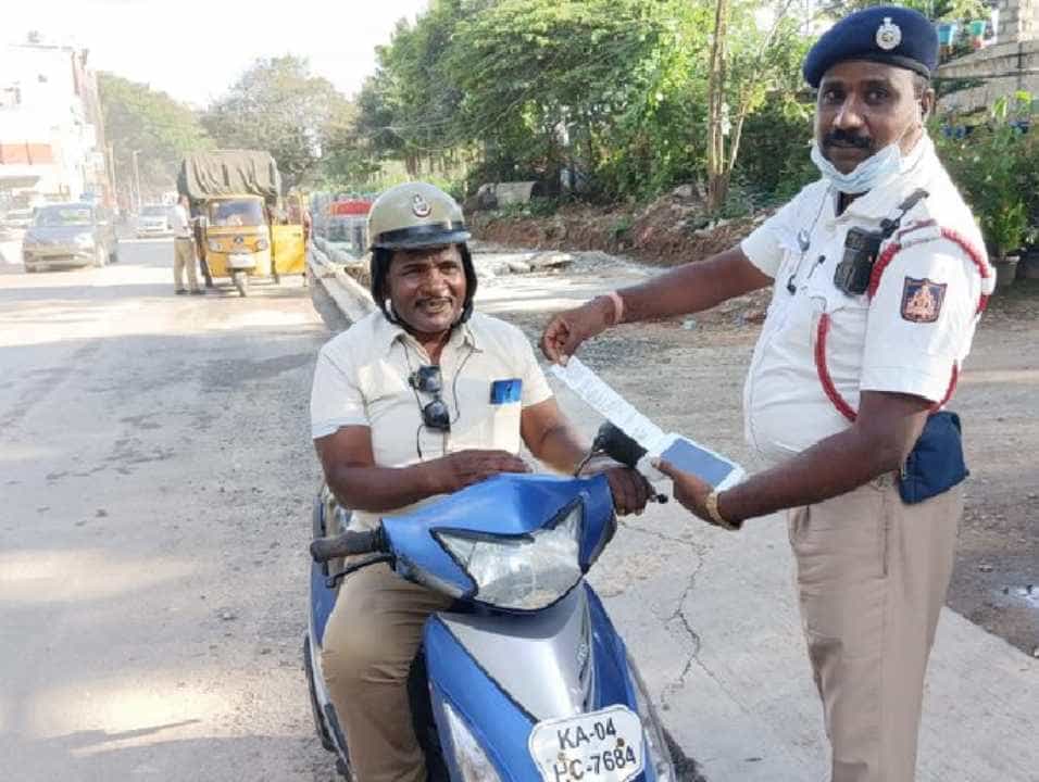 ಹಾಫ್ ಹೆಲ್ಮೆಟ್ ಹಾಕಿ ಸ್ಕೂಟರ್ ರೈಡ್ ಮಾಡುತ್ತಿದ್ದ ಪೊಲೀಸ್ ಗೆ ದಂಡ ವಿಧಿಸಿದ ಟ್ರಾಫಿಕ್ ಪೋಲಿಸ್! ಹಾಫ್ ಹೆಲ್ಮೆಟ್ ಹಾಕಿ ಸ್ಕೂಟರ್ ರೈಡ್ ಮಾಡುತ್ತಿದ್ದ ಪೊಲೀಸ್ ಗೆ ದಂಡ ವಿಧಿಸಿದ ಟ್ರಾಫಿಕ್ ಪೋಲಿಸ್!