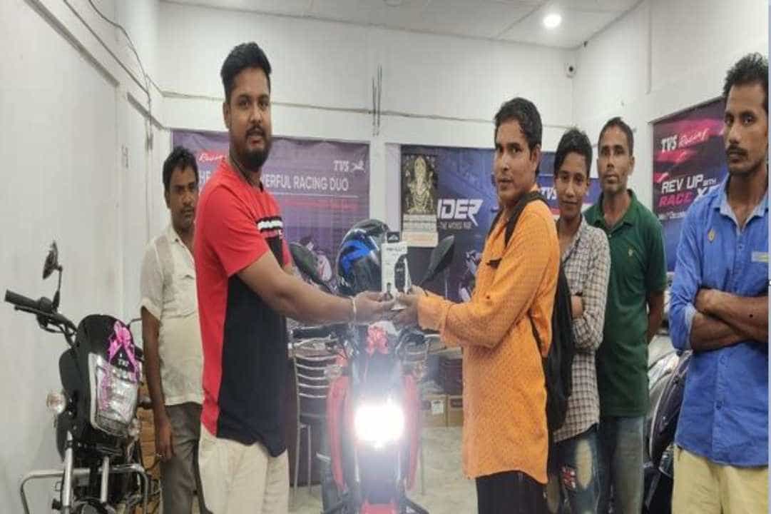 ಬೈಕ್ ಖರೀದಿಗಾಗಿ ನಾಣ್ಯಗಳ ಮೂಟೆ ತಂದ ವ್ಯಾಪಾರಿ- ಟಿವಿಎಸ್ ಶೋರೂಂ ಸಿಬ್ಬಂದಿ ಸುಸ್ತೋ ಸುಸ್ತು! ಬೈಕ್ ಖರೀದಿಗಾಗಿ ನಾಣ್ಯಗಳ ಮೂಟೆ ತಂದ ವ್ಯಾಪಾರಿ- ಟಿವಿಎಸ್ ಶೋರೂಂ ಸಿಬ್ಬಂದಿ ಸುಸ್ತೋ ಸುಸ್ತು!