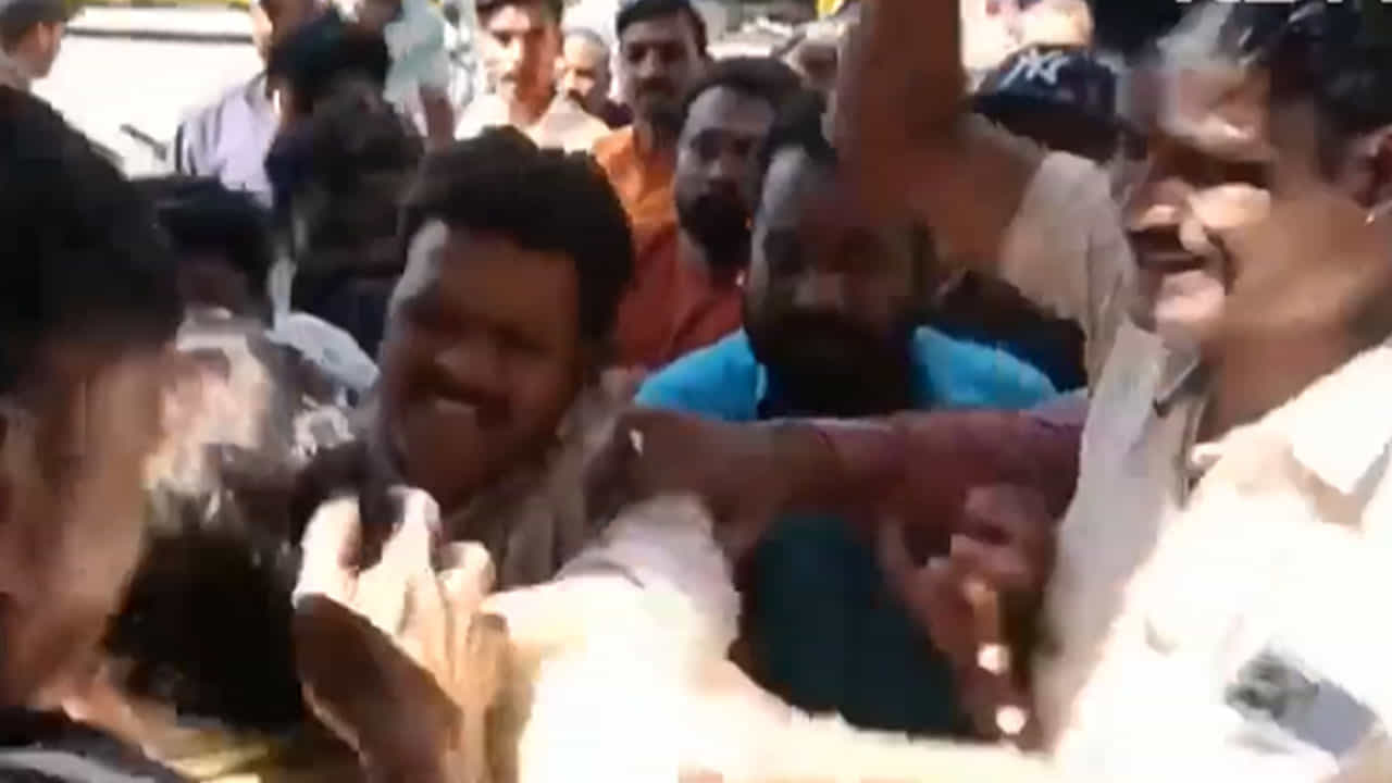 Video ಇಂದೋರ್: ಸಂಧಾನಕ್ಕೆ ಬಂದ ಬಿಜೆಪಿ ಕಾರ್ಪೊರೇಟರ್ ಪತಿಗೆ ಪೌರಕಾರ್ಮಿಕರಿಂದ ಥಳಿತ Video ಇಂದೋರ್: ಸಂಧಾನಕ್ಕೆ ಬಂದ ಬಿಜೆಪಿ ಕಾರ್ಪೊರೇಟರ್ ಪತಿಗೆ ಪೌರಕಾರ್ಮಿಕರಿಂದ ಥಳಿತ