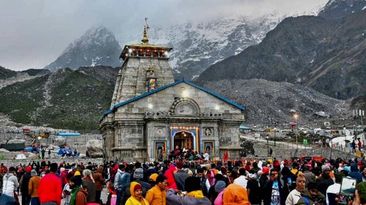 Kedarnath: ಕೇದಾರ ದೇವಸ್ಥಾನದ ಗೋಡೆಗಳಿಗೆ ಚಿನ್ನದ ಹಾಳೆ ಅಳವಡಿಸಲು 230 ಕೆಜಿ ಚಿನ್ನ ಅರ್ಪಿಸಿದ ಮುಂಬೈನ ವಜ್ರ ವ್ಯಾಪಾರಿ! Kedarnath: ಕೇದಾರ ದೇವಸ್ಥಾನದ ಗೋಡೆಗಳಿಗೆ ಚಿನ್ನದ ಹಾಳೆ ಅಳವಡಿಸಲು 230 ಕೆಜಿ ಚಿನ್ನ ಅರ್ಪಿಸಿದ ಮುಂಬೈನ ವಜ್ರ ವ್ಯಾಪಾರಿ!