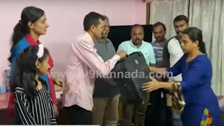 300 ಗ್ರಾಂ ಚಿನ್ನಾಭರಣಗಳಿದ್ದ ಬ್ಯಾಗನ್ನು ವಾರಸುದಾರರಿಗೆ ವಾಪಸ್ಸು ತಲುಪಿಸಿದರು ನ್ಯಾಯಾಲಯದಲ್ಲಿ ಎಫ್ ಡಿಎ ಆಗಿರುವ ಗುರುರಾಜ್ 300 ಗ್ರಾಂ ಚಿನ್ನಾಭರಣಗಳಿದ್ದ ಬ್ಯಾಗನ್ನು ವಾರಸುದಾರರಿಗೆ ವಾಪಸ್ಸು ತಲುಪಿಸಿದರು ನ್ಯಾಯಾಲಯದಲ್ಲಿ ಎಫ್ ಡಿಎ ಆಗಿರುವ ಗುರುರಾಜ್