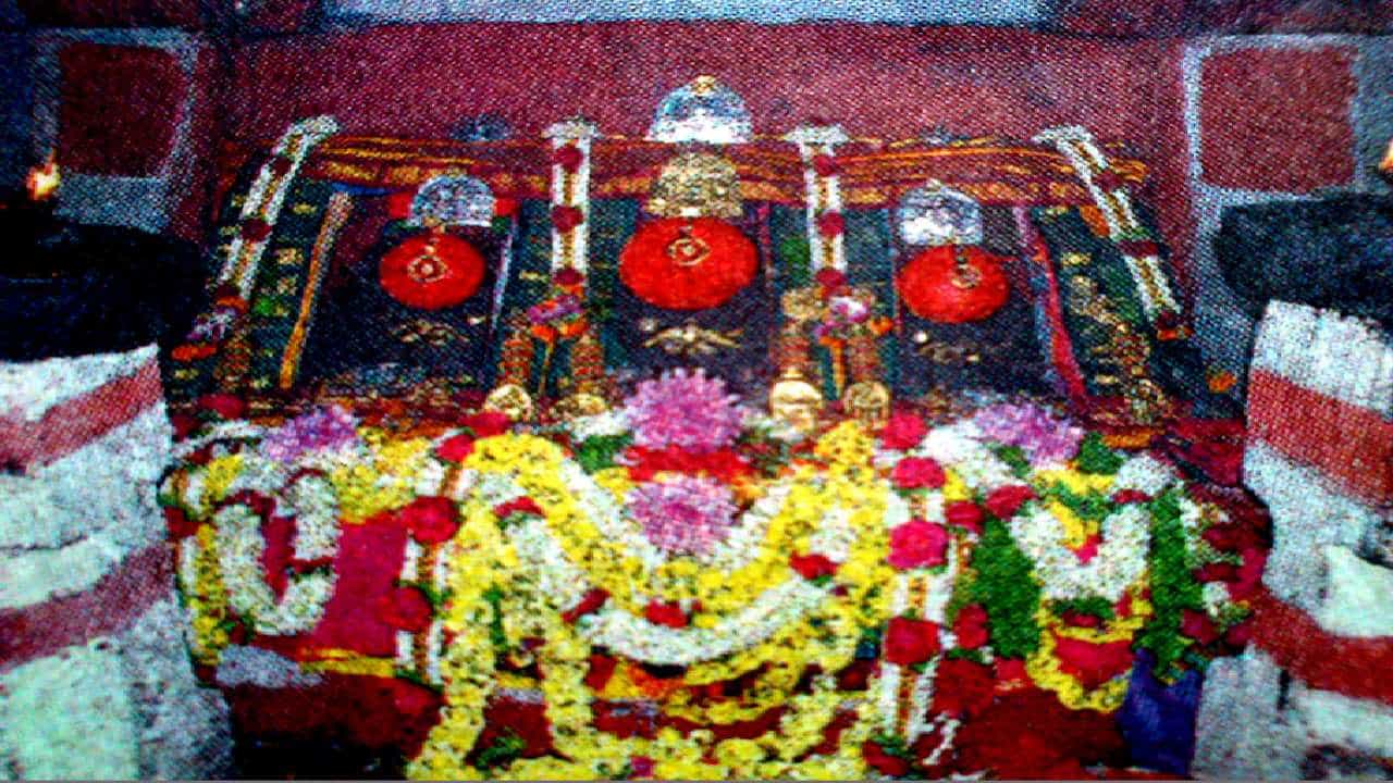 ಅ.13ರಂದು ತೆರೆಯಲಿದೆ ಹಾಸನಾಂಬೆ ದೇಗುಲದ ಗರ್ಭಗುಡಿ ಬಾಗಿಲು ಅ.13ರಂದು ತೆರೆಯಲಿದೆ ಹಾಸನಾಂಬೆ ದೇಗುಲದ ಗರ್ಭಗುಡಿ ಬಾಗಿಲು