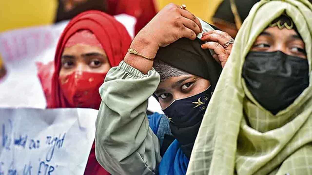 Hijab Verdict: ಕರ್ನಾಟಕದ ಶಿಕ್ಷಣ ಸಂಸ್ಥೆಗಳಲ್ಲಿ ಹಿಜಾಬ್ ಧರಿಸಲು ಇಲ್ಲ ಅವಕಾಶ Hijab Verdict: ಕರ್ನಾಟಕದ ಶಿಕ್ಷಣ ಸಂಸ್ಥೆಗಳಲ್ಲಿ ಹಿಜಾಬ್ ಧರಿಸಲು ಇಲ್ಲ ಅವಕಾಶ