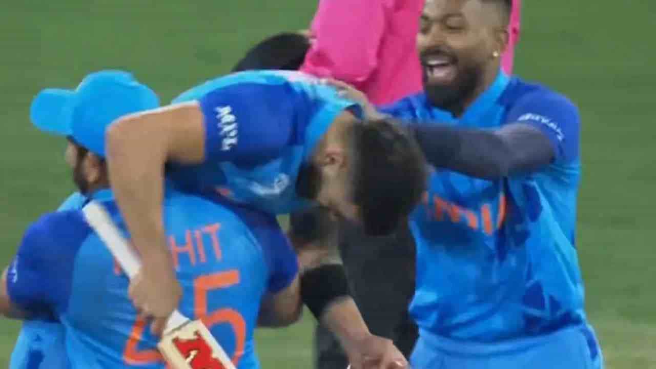 IND vs PAK: ಗೆಲುವಿನ ಬಳಿಕ ಕಿಂಗ್ ಕೊಹ್ಲಿಯನ್ನು ತನ್ನ ಹೆಗಲ ಮೇಲೆ ಹೊತ್ತು ಕುಣಿದ ರೋಹಿತ್; ವಿಡಿಯೋ IND vs PAK: ಗೆಲುವಿನ ಬಳಿಕ ಕಿಂಗ್ ಕೊಹ್ಲಿಯನ್ನು ತನ್ನ ಹೆಗಲ ಮೇಲೆ ಹೊತ್ತು ಕುಣಿದ ರೋಹಿತ್; ವಿಡಿಯೋ