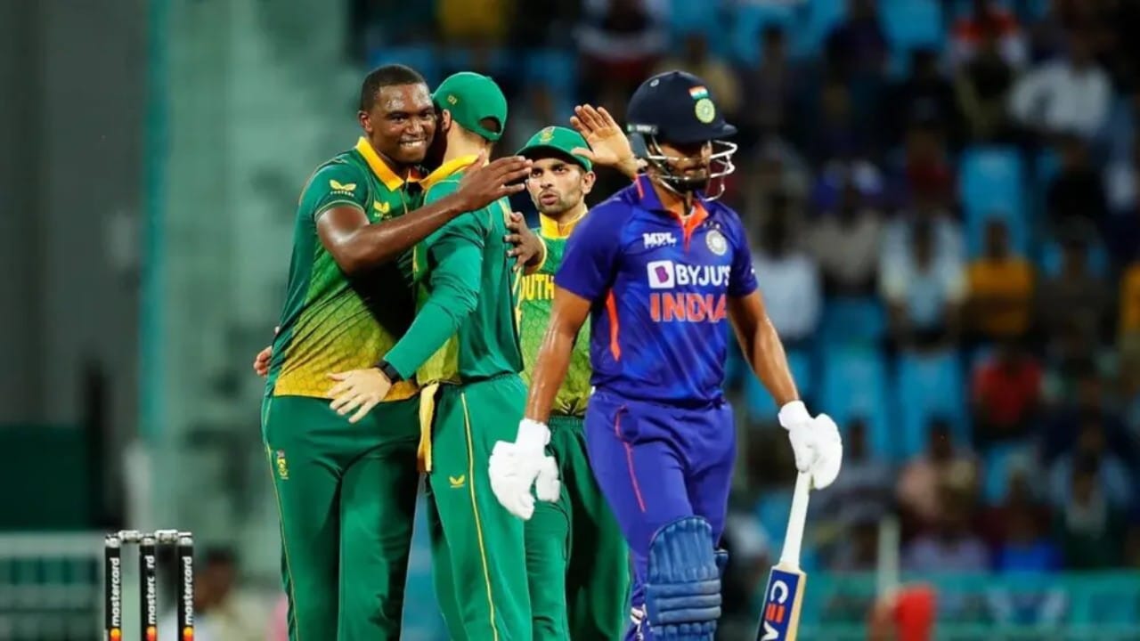 IND vs SA: ಸಂಜು ಏಕಾಂಗಿ ಹೋರಾಟ ವ್ಯರ್ಥ; ಕಳಪೆ ಫೀಲ್ಡಿಂಗಾಗಿ ಸೋಲಿನ ಬೆಲೆ ತೆತ್ತ ಟೀಂ ಇಂಡಿಯಾ IND vs SA: ಸಂಜು ಏಕಾಂಗಿ ಹೋರಾಟ ವ್ಯರ್ಥ; ಕಳಪೆ ಫೀಲ್ಡಿಂಗಾಗಿ ಸೋಲಿನ ಬೆಲೆ ತೆತ್ತ ಟೀಂ ಇಂಡಿಯಾ