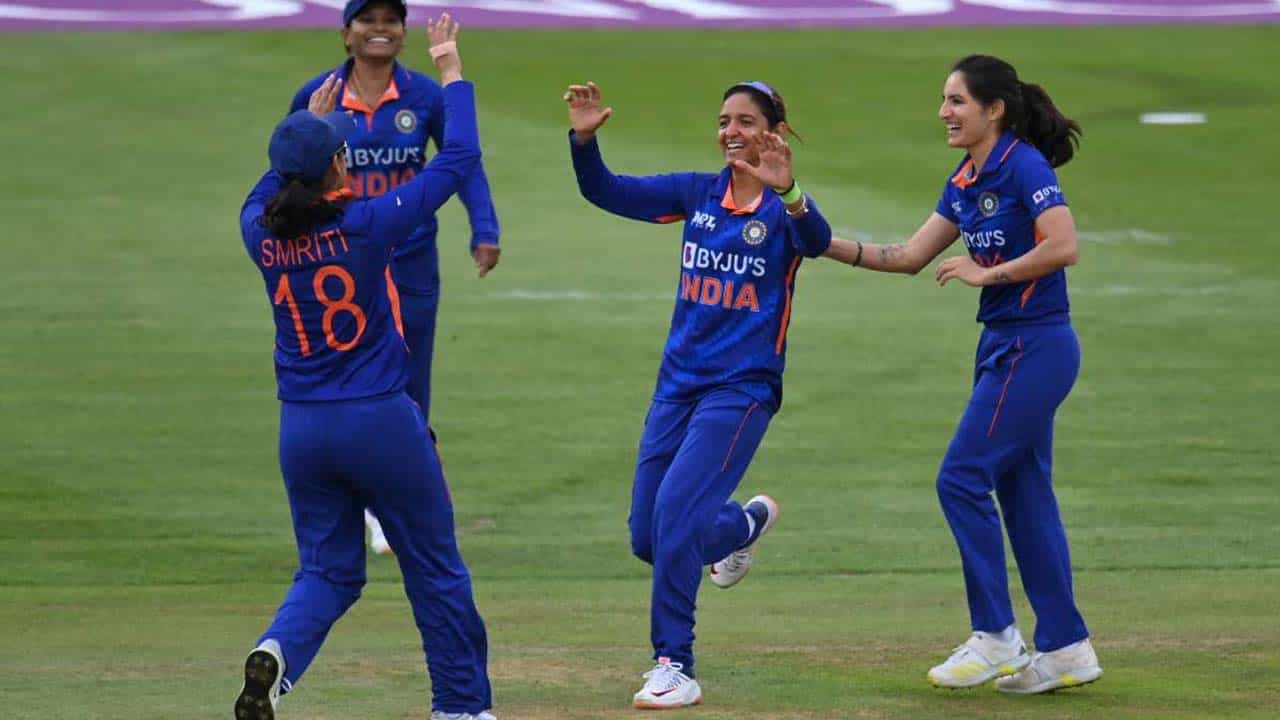 INDW vs BANW: ಪಾಕ್ ವಿರುದ್ಧದ ಸೋಲಿನ ಬೆನ್ನಲ್ಲೇ ಭಾರತಕ್ಕೆ ಮತ್ತೊಂದು ಸವಾಲು: ಇಂದು ಇಂಡೋ-ಬಾಂಗ್ಲಾ ಕದನ INDW vs BANW: ಪಾಕ್ ವಿರುದ್ಧದ ಸೋಲಿನ ಬೆನ್ನಲ್ಲೇ ಭಾರತಕ್ಕೆ ಮತ್ತೊಂದು ಸವಾಲು: ಇಂದು ಇಂಡೋ-ಬಾಂಗ್ಲಾ ಕದನ