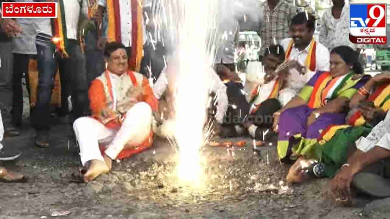 ಬೆಂಗಳೂರಲ್ಲಿನ ರಸ್ತೆ ಗುಂಡಿಗಳನ್ನು ಮುಚ್ಚುವಂತೆ ರಾಜ್ಯ ಸರ್ಕಾರದ ವಿರುದ್ಧ ವಿನೂತನ ಪ್ರತಿಭಟನೆ