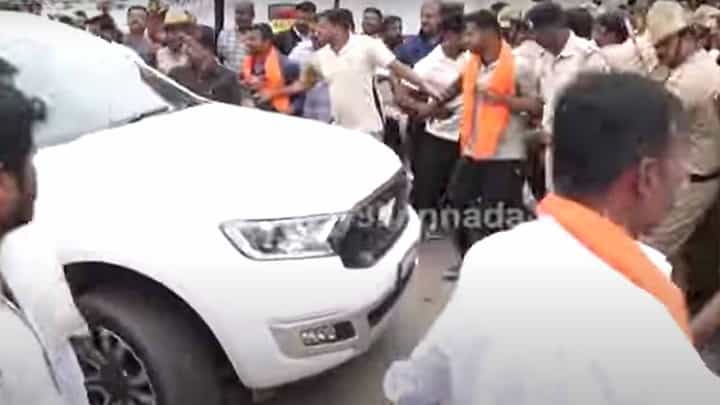 ರಾಮನಗರ: ಯೋಗೇಶ್ವರ್ ಕಾರಿಗೆ ಜೆಡಿ (ಎಸ್) ಕಾರ್ಯಕರ್ತರ ಮುತ್ತಿಗೆ, ಮೊಟ್ಟೆ ಎಸೆತ ರಾಮನಗರ: ಯೋಗೇಶ್ವರ್ ಕಾರಿಗೆ ಜೆಡಿ (ಎಸ್) ಕಾರ್ಯಕರ್ತರ ಮುತ್ತಿಗೆ, ಮೊಟ್ಟೆ ಎಸೆತ