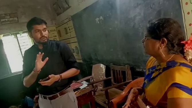 ಸರಕಾರಿ ಶಾಲೆಯ 2ನೇ ತರಗತಿ ವಿದ್ಯಾರ್ಥಿಗಳಿಗೆ ABCD ಬಾರದ ಹಿನ್ನೆಲೆ ಶಿಕ್ಷಕಿಯರಿಗೆ ‘ಸ್ಪೆಷಲ್ ಕ್ಲಾಸ್’ ತೆಗೆದುಕೊಂಡ ಉಪ ವಿಭಾಗಾಧಿಕಾರಿ! ಸರಕಾರಿ ಶಾಲೆಯ 2ನೇ ತರಗತಿ ವಿದ್ಯಾರ್ಥಿಗಳಿಗೆ ABCD ಬಾರದ ಹಿನ್ನೆಲೆ ಶಿಕ್ಷಕಿಯರಿಗೆ ‘ಸ್ಪೆಷಲ್ ಕ್ಲಾಸ್’ ತೆಗೆದುಕೊಂಡ ಉಪ ವಿಭಾಗಾಧಿಕಾರಿ!