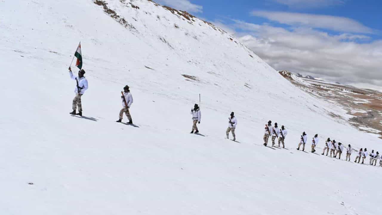 Ladakh border standoff: ಚೀನಾವನ್ನು ಎದುರಿಸಲು ಭಾರತದ ಐಟಿಬಿಪಿ ಪಡೆಗಳಿಗೆ ಸುಧಾರಿತ ಸಮರ ಕಲೆಗಳ ತರಬೇತಿ Ladakh border standoff: ಚೀನಾವನ್ನು ಎದುರಿಸಲು ಭಾರತದ ಐಟಿಬಿಪಿ ಪಡೆಗಳಿಗೆ ಸುಧಾರಿತ ಸಮರ ಕಲೆಗಳ ತರಬೇತಿ