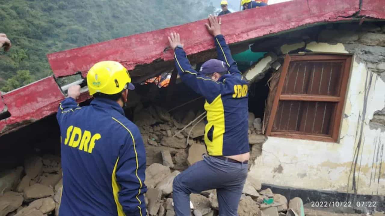 Uttarakhand: ಚಮೋಲಿಯಲ್ಲಿ ಭೂಕುಸಿತ, 4 ಮಂದಿ ಸಾವು, ಒಬ್ಬರಿಗೆ ಗಾಯ Uttarakhand: ಚಮೋಲಿಯಲ್ಲಿ ಭೂಕುಸಿತ, 4 ಮಂದಿ ಸಾವು, ಒಬ್ಬರಿಗೆ ಗಾಯ