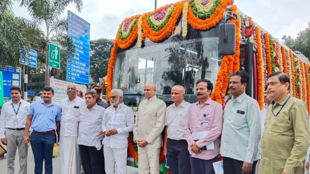 Megha Engineering MEIL: ತಿರುಮಲ ದೇವಸ್ಥಾನಕ್ಕೆ 10 ಎಲೆಕ್ಟ್ರಿಕ್ ಬಸ್ ಕೊಡುಗೆ ನೀಡಿದ ಮೇಘಾ ಇಂಜಿನಿಯರಿಂಗ್, ಬೆಟ್ಟದಲ್ಲಿ ಇನ್ನು ಎಲೆಕ್ಟ್ರಿಕ್ ವಾಹನಗಳ ಕಲರವ Megha Engineering MEIL: ತಿರುಮಲ ದೇವಸ್ಥಾನಕ್ಕೆ 10 ಎಲೆಕ್ಟ್ರಿಕ್ ಬಸ್ ಕೊಡುಗೆ ನೀಡಿದ ಮೇಘಾ ಇಂಜಿನಿಯರಿಂಗ್, ಬೆಟ್ಟದಲ್ಲಿ ಇನ್ನು ಎಲೆಕ್ಟ್ರಿಕ್ ವಾಹನಗಳ ಕಲರವ