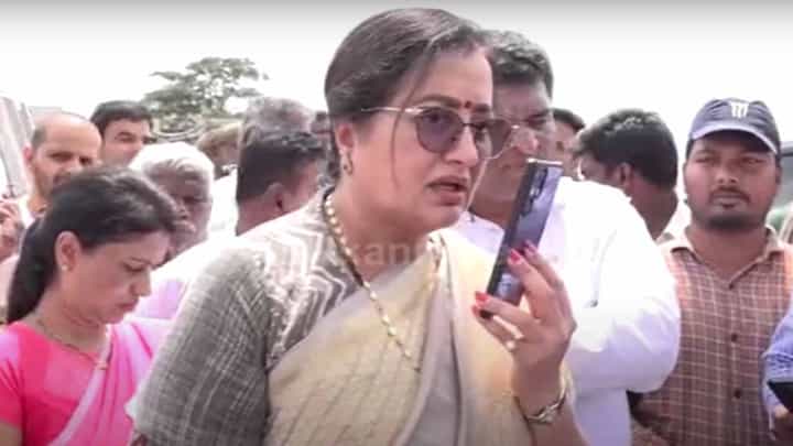 ಹೆದ್ದಾರಿ ಪ್ರಾಧಿಕಾರದ ಯೋಜನಾ ನಿರ್ದೇಶಕ ಬಿ ಟಿ ಶ್ರೀಧರ್ಗೆ ಸಂಸದೆ ಸುಮಲತಾ ಅಂಬರೀಶ್ರಿಂದ ಸಾರ್ವಜನಿಕ ತರಾಟೆ! ಹೆದ್ದಾರಿ ಪ್ರಾಧಿಕಾರದ ಯೋಜನಾ ನಿರ್ದೇಶಕ ಬಿ ಟಿ ಶ್ರೀಧರ್ಗೆ ಸಂಸದೆ ಸುಮಲತಾ ಅಂಬರೀಶ್ರಿಂದ ಸಾರ್ವಜನಿಕ ತರಾಟೆ!
