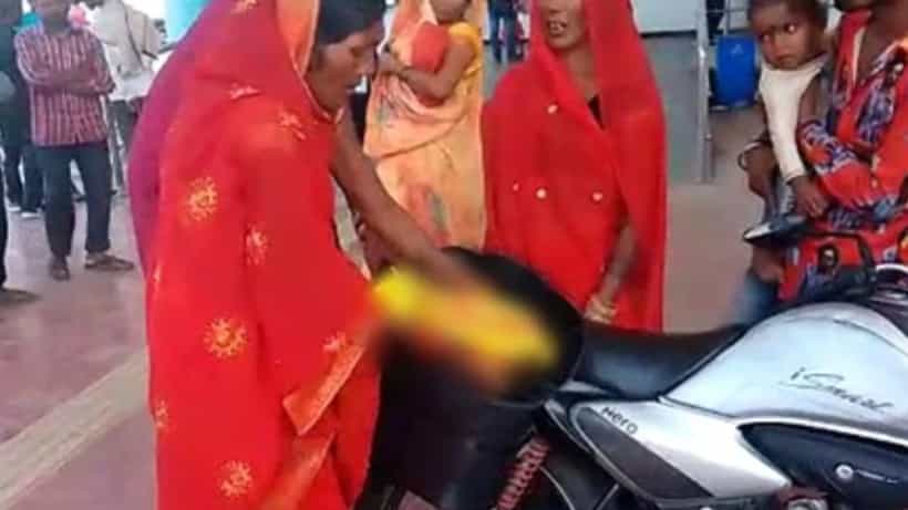 Madhya Pradesh: ಮಗುವಿನ ದೇಹ ಸಾಗಿಸಲು ಆ್ಯಂಬುಲೆನ್ಸ್ ನೀಡದ ಆಸ್ಪತ್ರೆ, ಬೈಕ್ನ ಬಾಕ್ಸ್ನಲ್ಲಿ ಮೃತದೇಹವಿರಿಸಿಕೊಂಡು ಬಂದ ದಂಪತಿ