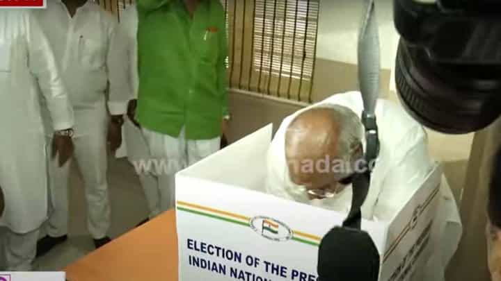 ಕಾಂಗ್ರೆಸ್ ಅಧ್ಯಕ್ಷನ ಸ್ಥಾನಕ್ಕೆ ಸ್ಪರ್ಧೆ, ಬೆಂಗಳೂರು ಕೆಪಿಸಿಸಿ ಕಚೇರಿಯಲ್ಲಿ ತಮ್ಮ ಚಲಾಯಿಸಿದರು ಮಲ್ಲಿಕಾರ್ಜುನ ಖರ್ಗೆ ಕಾಂಗ್ರೆಸ್ ಅಧ್ಯಕ್ಷನ ಸ್ಥಾನಕ್ಕೆ ಸ್ಪರ್ಧೆ, ಬೆಂಗಳೂರು ಕೆಪಿಸಿಸಿ ಕಚೇರಿಯಲ್ಲಿ ತಮ್ಮ ಚಲಾಯಿಸಿದರು ಮಲ್ಲಿಕಾರ್ಜುನ ಖರ್ಗೆ