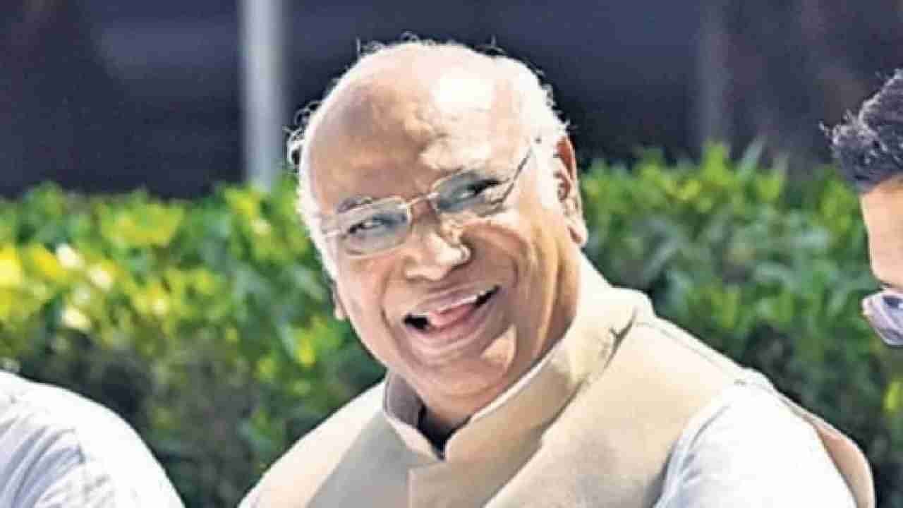 Mallikarjun Kharge Profile: ಗಾಡ್ ಫಾದರ್ ಇಲ್ಲದೇ ರಾಜಕೀಯದಲ್ಲಿ ಬೆಳೆದ ಮಲ್ಲಿಕಾರ್ಜುನ ಖರ್ಗೆ ಕಾಂಗ್ರೆಸ್​ ಅಧ್ಯಕ್ಷರಾದರು! ಖರ್ಗೆ ಜೀವನಗಾಥೆ ಇಲ್ಲಿದೆ