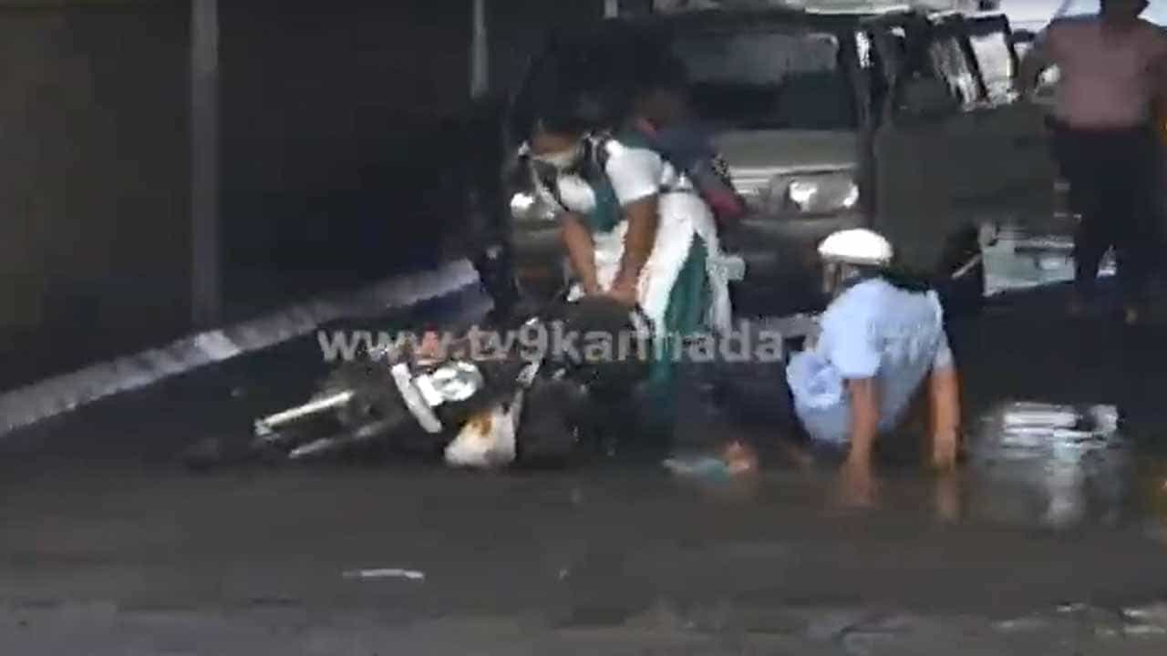 Rains in Bengaluru: ಧಾರಾಕಾರ ಮಳೆಗೆ ರಸ್ತೆಗಳು ಜಲಾವೃತ, ಮಗಳನ್ನು ಶಾಲೆಗೆ ಕರೆದೊಯ್ಯುತ್ತಿದ್ದ ವ್ಯಕ್ತಿ ಅಯತಪ್ಪಿ ಬಿದ್ದರು! Rains in Bengaluru: ಧಾರಾಕಾರ ಮಳೆಗೆ ರಸ್ತೆಗಳು ಜಲಾವೃತ, ಮಗಳನ್ನು ಶಾಲೆಗೆ ಕರೆದೊಯ್ಯುತ್ತಿದ್ದ ವ್ಯಕ್ತಿ ಅಯತಪ್ಪಿ ಬಿದ್ದರು!