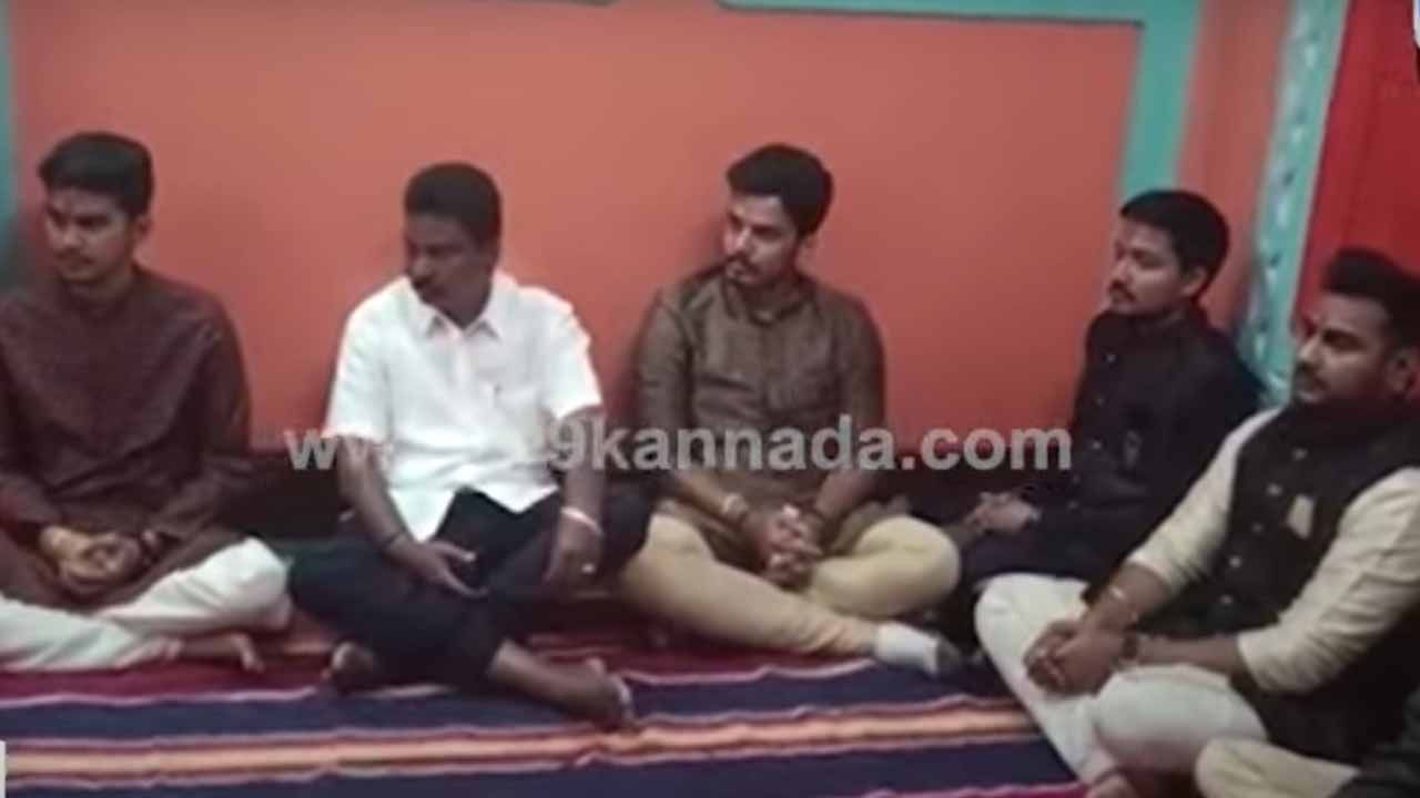 ಲಕ್ಷ್ಮಿ ಪೂಜೆಗಾಗಿ ಬಾಲಚಂದ್ರರ ಮನೆಯಲ್ಲಿ ಒಂದುಗೂಡಿದ ಜಾರಕಿಹೊಳಿ ಕುಟುಂಬದ ಸದಸ್ಯರು