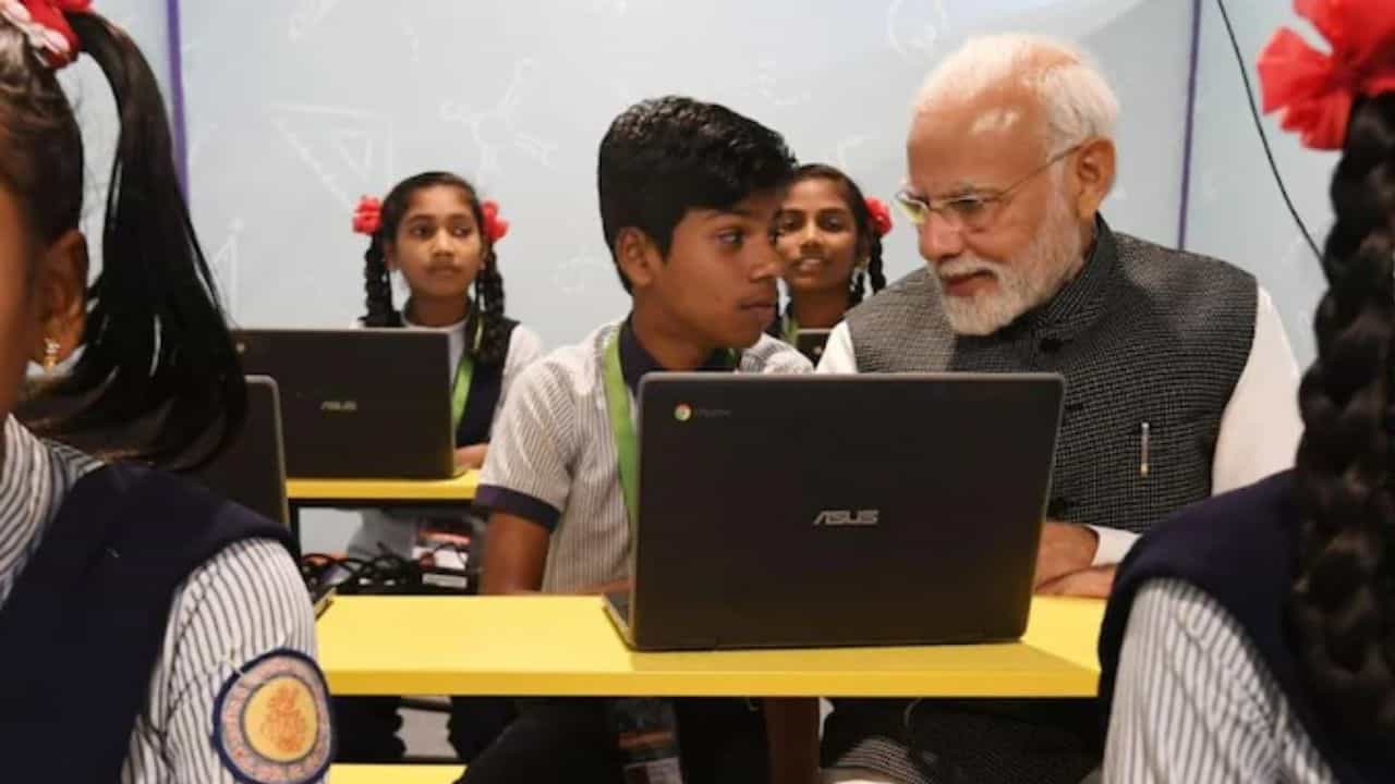 Education System: ಶೈಕ್ಷಣಿಕ ಕ್ಷೇತ್ರಕ್ಕೂ ಬರಲಿದೆ 5G ಸೇವೆ, ಶಿಕ್ಷಣದಲ್ಲಿ ಇಂಗ್ಲಿಷ್ಗಿಂತ ಸ್ಥಳೀಯ ಭಾಷೆ ಬಳಸಿ: ಮೋದಿ Education System: ಶೈಕ್ಷಣಿಕ ಕ್ಷೇತ್ರಕ್ಕೂ ಬರಲಿದೆ 5G ಸೇವೆ, ಶಿಕ್ಷಣದಲ್ಲಿ ಇಂಗ್ಲಿಷ್ಗಿಂತ ಸ್ಥಳೀಯ ಭಾಷೆ ಬಳಸಿ: ಮೋದಿ