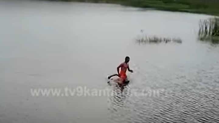 ಬಾಗಲಕೋಟೆ: ಈಜೇ ಗೊತ್ತಿರದ ಕುಡುಕನೊಬ್ಬ ಮೊಸಳೆಯನ್ನು ಕೊಲ್ಲುತ್ತೇನೆ ಅಂತ ಕೆರೆಗೆ ಹಾರಿದ! ಬಾಗಲಕೋಟೆ: ಈಜೇ ಗೊತ್ತಿರದ ಕುಡುಕನೊಬ್ಬ ಮೊಸಳೆಯನ್ನು ಕೊಲ್ಲುತ್ತೇನೆ ಅಂತ ಕೆರೆಗೆ ಹಾರಿದ!