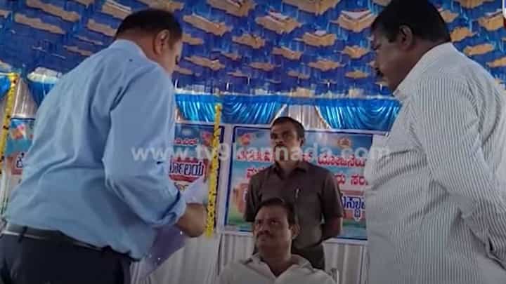 ಕೋಲಾರ: ಸರ್ಕಾರೀ ಕಾರ್ಯಕ್ರಮವೊಂದರಲ್ಲಿ ರಾಹುಲ್ ಪರ ಘೋಷಣೆ, ಅಧಿಕಾರಿಗಳನ್ನು ತರಾಟೆಗೆ ತೆಗೆದುಕೊಂಡ ಸಚಿವ ಮುನಿರತ್ನ ಕೋಲಾರ: ಸರ್ಕಾರೀ ಕಾರ್ಯಕ್ರಮವೊಂದರಲ್ಲಿ ರಾಹುಲ್ ಪರ ಘೋಷಣೆ, ಅಧಿಕಾರಿಗಳನ್ನು ತರಾಟೆಗೆ ತೆಗೆದುಕೊಂಡ ಸಚಿವ ಮುನಿರತ್ನ