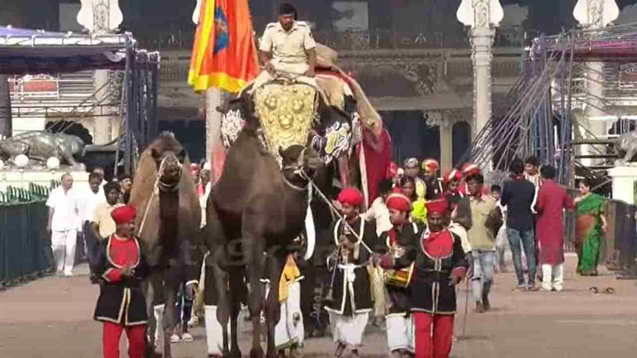 Mysore Dasara: ಅರಮನೆಯಲ್ಲಿ ಆಯುಧಪೂಜೆ, ಆನೆಗಳ ಮೇಲೆ ಚಿತ್ತಾರ, ಜಂಬೂ ಸವಾರಿಗೆ ಭರದ ಸಿದ್ಧತೆ, ಬಿಗಿ ಭದ್ರತೆ