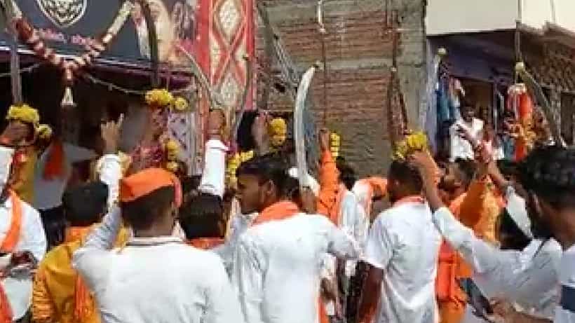 ದುರ್ಗಾಮಾತಾ ದೌಡ್: ಡಿಜೆ ಸಾಂಗ್ಗೆ ತಲ್ವಾರ್ ಹಿಡಿದು ಡ್ಯಾನ್ಸ್ ಮಾಡಿದ ಯುವಕರು