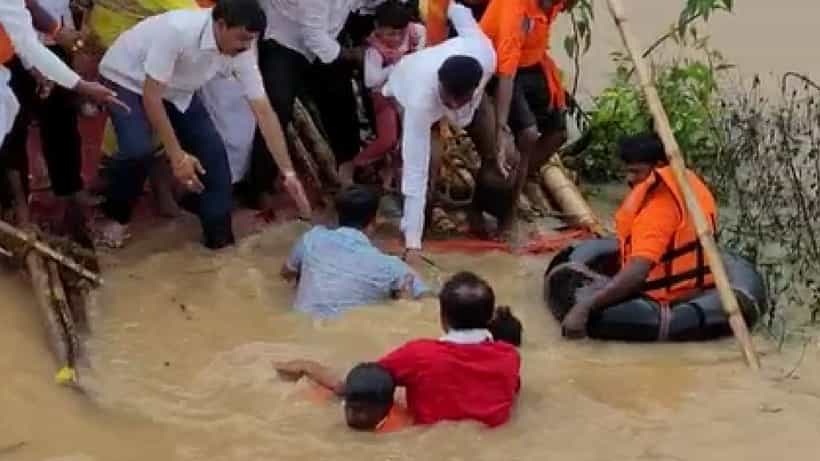 ತೆಪ್ಪೋತ್ಸವ ವೇಳೆ ತಪ್ಪಿದ ಅನಾಹುತ: ಆಯತಪ್ಪಿ ಕೆರೆಗೆ ಬಿದ್ದ ಮೂವರನ್ನು ರಕ್ಷಿಸಿದ ಸ್ಥಳೀಯರು