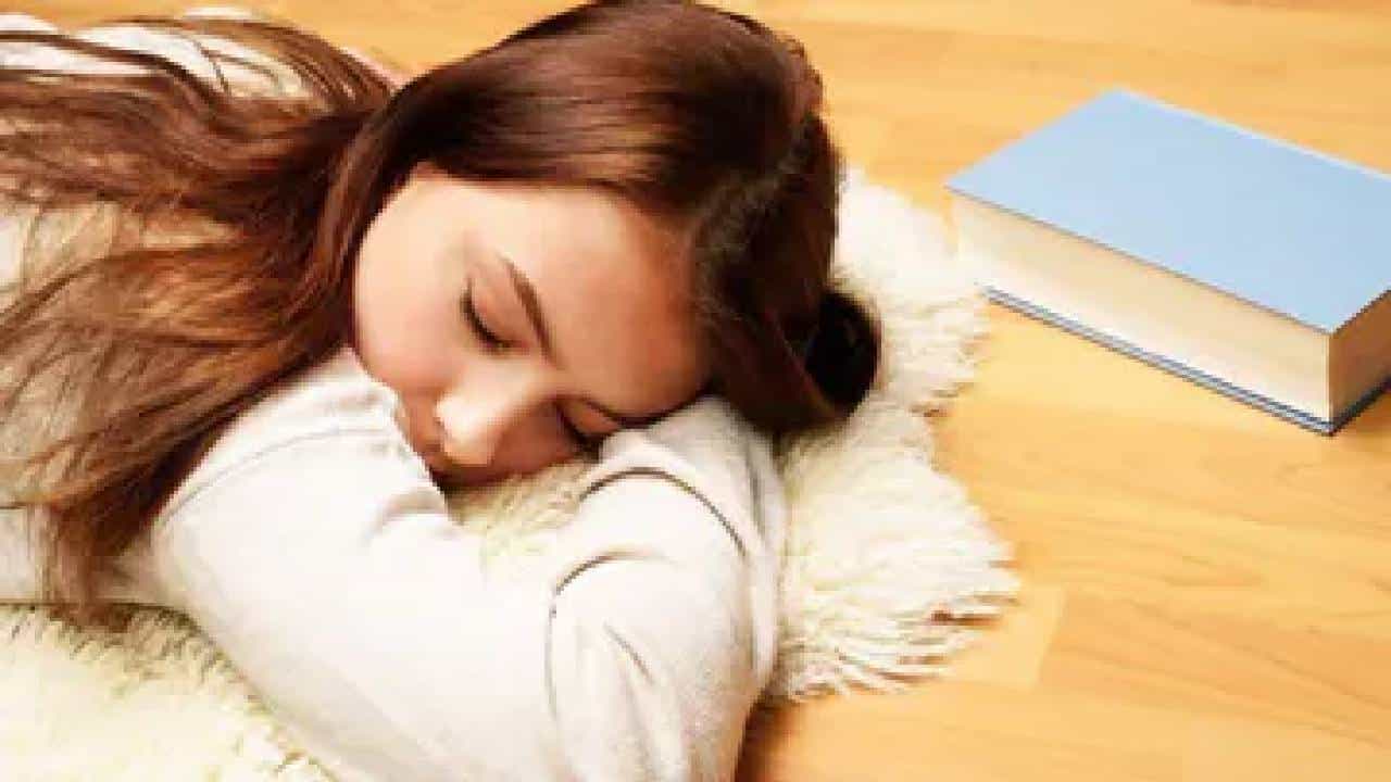 Sleeping: ಮಲಗುವ ಮುನ್ನ ಈ ಕೆಲಸ ಮಾಡಿ, ಹಾಸಿಗೆ ಮೇಲೆ ಮಲಗಿದ ತಕ್ಷಣ ನಿದ್ರೆ ಬರುತ್ತೆ Sleeping: ಮಲಗುವ ಮುನ್ನ ಈ ಕೆಲಸ ಮಾಡಿ, ಹಾಸಿಗೆ ಮೇಲೆ ಮಲಗಿದ ತಕ್ಷಣ ನಿದ್ರೆ ಬರುತ್ತೆ