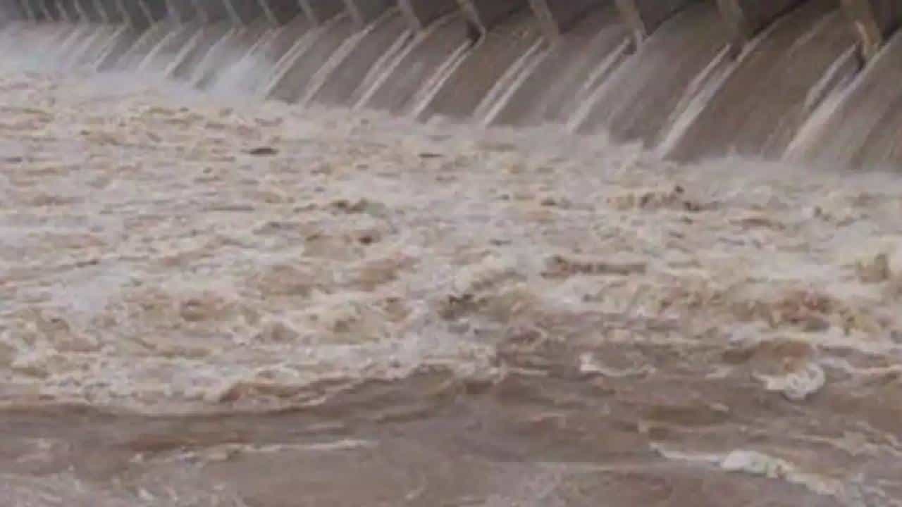 Karnataka Rain: ನಿಲ್ಲದ ಮಳೆರಾಯನ ಅಬ್ಬರ, ಈ ಜಿಲ್ಲೆಗಳಲ್ಲಿ ಅವಾಂತರ ಸೃಷ್ಟಿ Karnataka Rain: ನಿಲ್ಲದ ಮಳೆರಾಯನ ಅಬ್ಬರ, ಈ ಜಿಲ್ಲೆಗಳಲ್ಲಿ ಅವಾಂತರ ಸೃಷ್ಟಿ