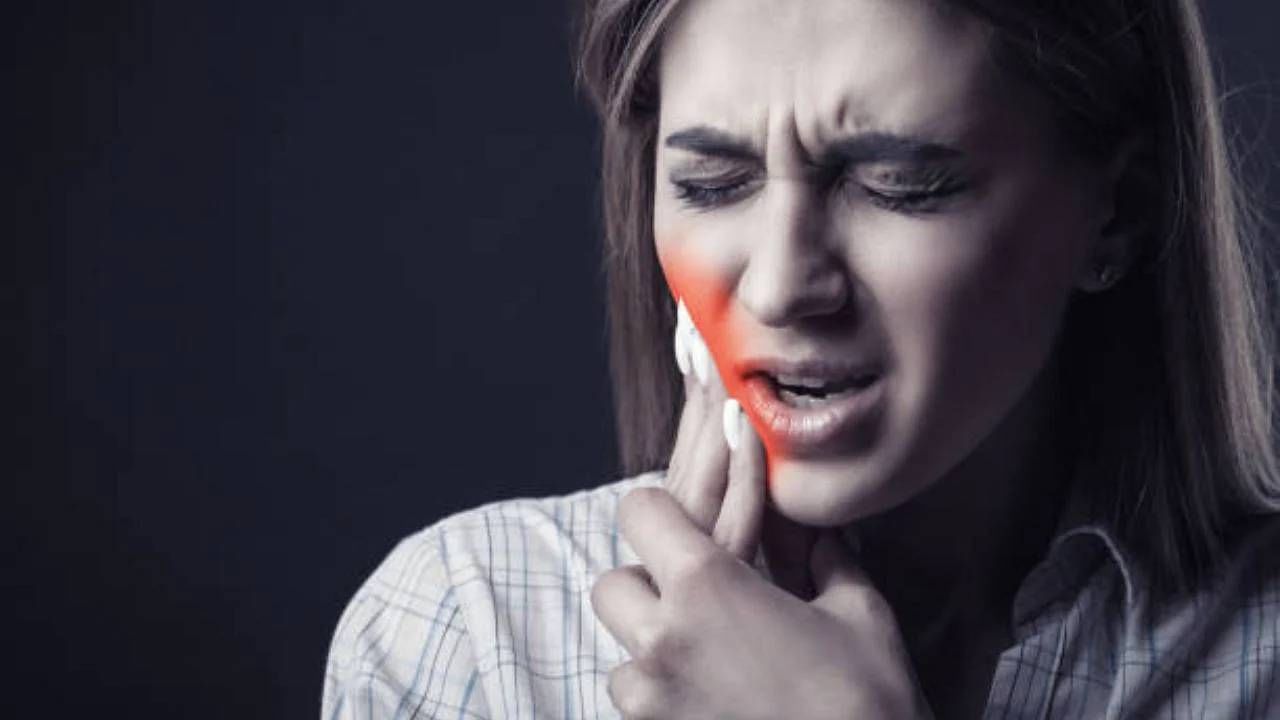 Toothache: ಹಲ್ಲು ನೋವು ಸಹಿಸಲಾಗುತ್ತಿಲ್ಲವೇ? ಈ ಮನೆಮದ್ದುಗಳನ್ನು ಅನುಸರಿಸಿ ನೋವಿನಿಂದ ಬಿಡುಗಡೆ ಪಡೆಯಿರಿ Toothache: ಹಲ್ಲು ನೋವು ಸಹಿಸಲಾಗುತ್ತಿಲ್ಲವೇ? ಈ ಮನೆಮದ್ದುಗಳನ್ನು ಅನುಸರಿಸಿ ನೋವಿನಿಂದ ಬಿಡುಗಡೆ ಪಡೆಯಿರಿ