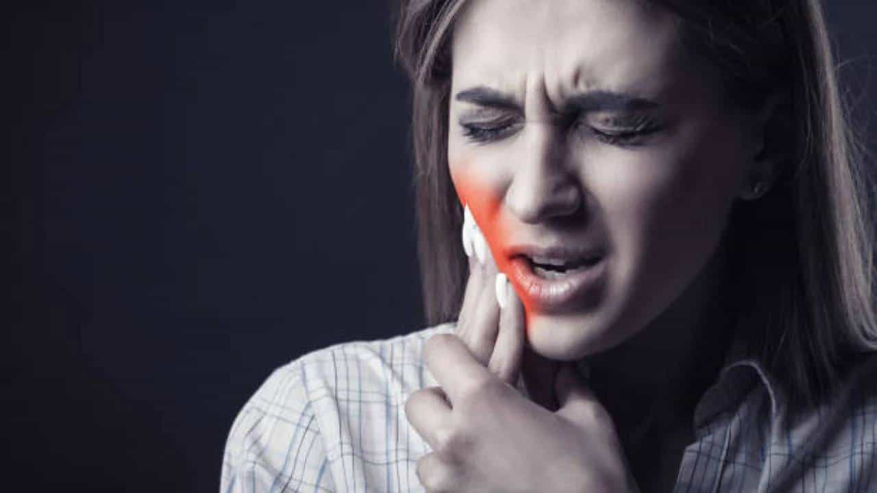 Toothache: ಹಲ್ಲು ನೋವು ಸಹಿಸಲಾಗುತ್ತಿಲ್ಲವೇ? ಈ ಮನೆಮದ್ದುಗಳನ್ನು ಅನುಸರಿಸಿ ನೋವಿನಿಂದ ಬಿಡುಗಡೆ ಪಡೆಯಿರಿ Toothache: ಹಲ್ಲು ನೋವು ಸಹಿಸಲಾಗುತ್ತಿಲ್ಲವೇ? ಈ ಮನೆಮದ್ದುಗಳನ್ನು ಅನುಸರಿಸಿ ನೋವಿನಿಂದ ಬಿಡುಗಡೆ ಪಡೆಯಿರಿ
