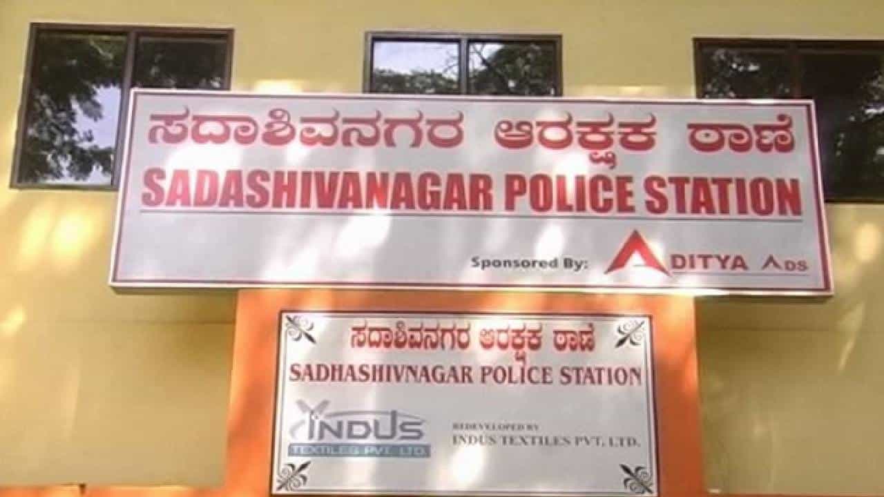 Bangalore: ಬೆಟ್ಟಿಂಗ್ ಅಡ್ಡೆ ಮೇಲೆ ಪೊಲೀಸ್ ದಾಳಿ; ಸೂಕ್ತ ತನಿಖೆ ನಡೆಸದ ಪಿಎಸ್ಐ ಸೇರಿ ಐವರು ಅಮಾನತು Bangalore: ಬೆಟ್ಟಿಂಗ್ ಅಡ್ಡೆ ಮೇಲೆ ಪೊಲೀಸ್ ದಾಳಿ; ಸೂಕ್ತ ತನಿಖೆ ನಡೆಸದ ಪಿಎಸ್ಐ ಸೇರಿ ಐವರು ಅಮಾನತು