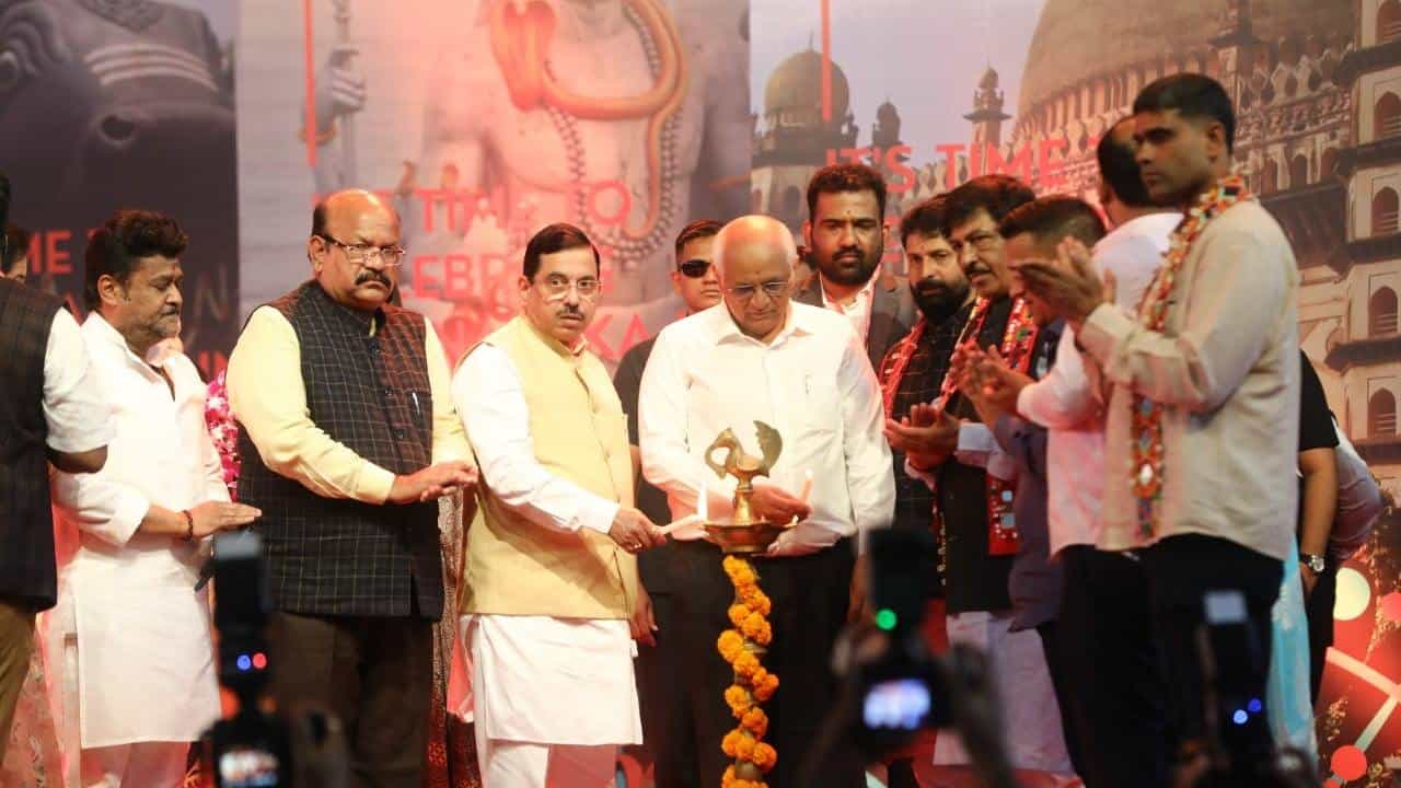 ಅಹಮದಾಬಾದ್ನಲ್ಲಿ ಕರ್ನಾಟಕ ಭವನ ನಿರ್ಮಾಣ: ಕೇಂದ್ರ ಸಚಿವ ಪ್ರಲ್ಹಾದ್ ಜೋಶಿ ಅಹಮದಾಬಾದ್ನಲ್ಲಿ ಕರ್ನಾಟಕ ಭವನ ನಿರ್ಮಾಣ: ಕೇಂದ್ರ ಸಚಿವ ಪ್ರಲ್ಹಾದ್ ಜೋಶಿ