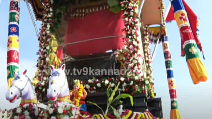 Mysore: ಅದ್ದೂರಿಯಾಗಿ ಜರುಗಿದ ಚಾಮುಂಡೇಶ್ವರಿ ತೇರು; ಯದುವಂಶಸ್ಥರು ಭಾಗಿ Mysore: ಅದ್ದೂರಿಯಾಗಿ ಜರುಗಿದ ಚಾಮುಂಡೇಶ್ವರಿ ತೇರು; ಯದುವಂಶಸ್ಥರು ಭಾಗಿ