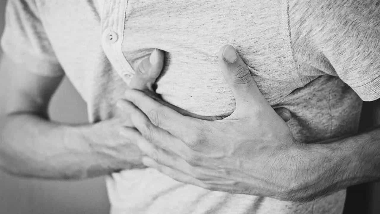 Chest Pain: ಎದೆನೋವು ಕೇವಲ ಹೃದಯಾಘಾತದ ಲಕ್ಷಣವಲ್ಲ, ಈ ಕಾರಣಗಳೂ ಇರಬಹುದು Chest Pain: ಎದೆನೋವು ಕೇವಲ ಹೃದಯಾಘಾತದ ಲಕ್ಷಣವಲ್ಲ, ಈ ಕಾರಣಗಳೂ ಇರಬಹುದು