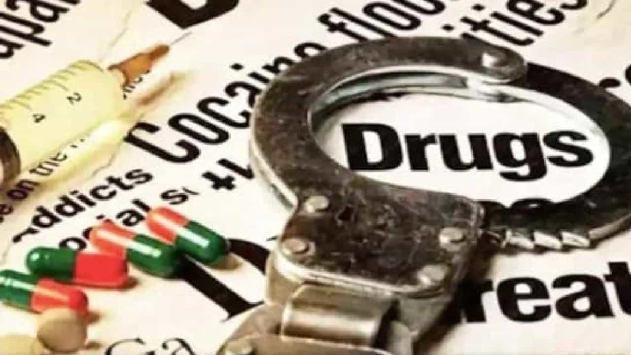 Crime: ಕೆಮ್ಮಿನ ಸಿರಪ್ ದಂಧೆ; ಓರ್ವ ಆರೋಪಿಯ ಸಹಿತ 356 ಸಿರಪ್ ಬಾಟಲ್ಗಳು ವಶಕ್ಕೆ Crime: ಕೆಮ್ಮಿನ ಸಿರಪ್ ದಂಧೆ; ಓರ್ವ ಆರೋಪಿಯ ಸಹಿತ 356 ಸಿರಪ್ ಬಾಟಲ್ಗಳು ವಶಕ್ಕೆ