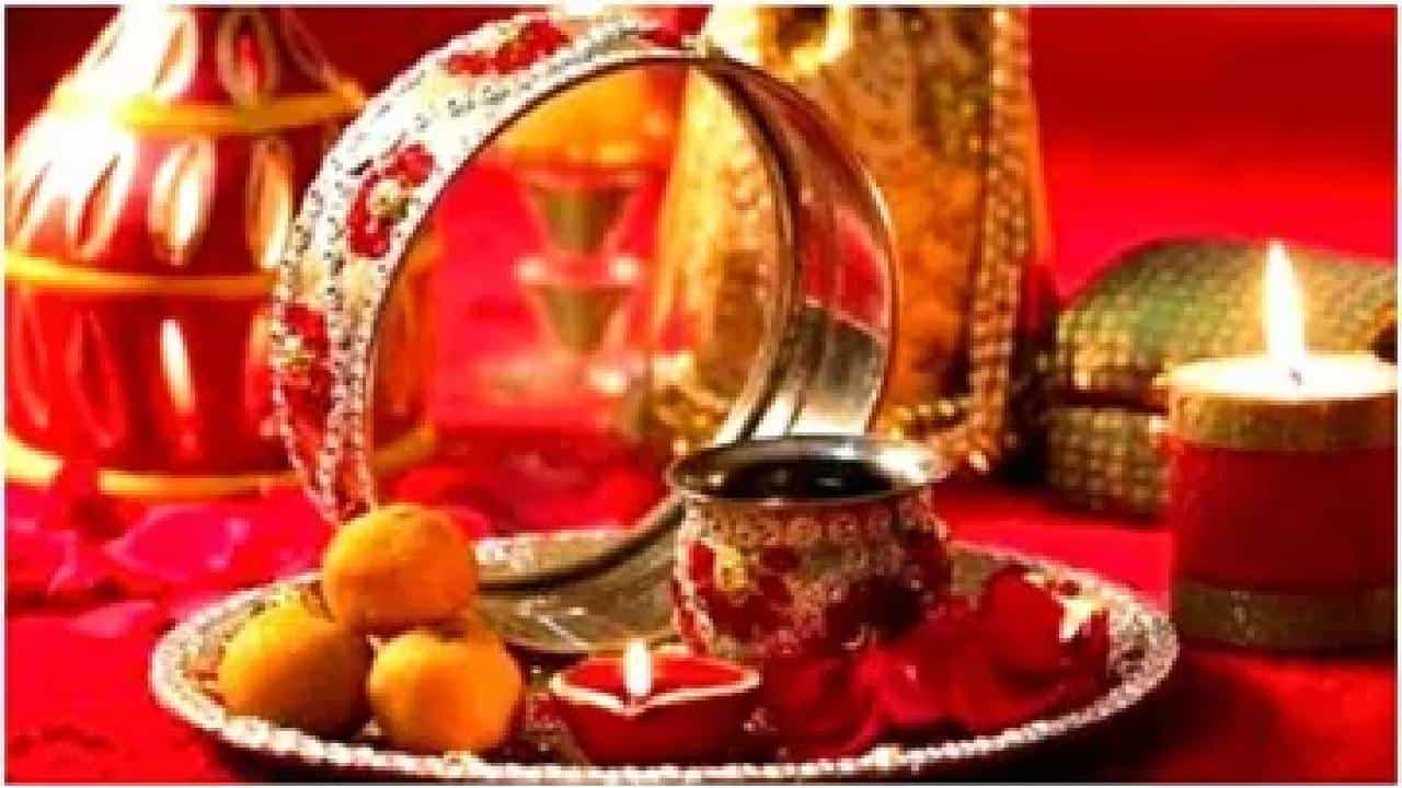 Karwa Chauth 2022: ನವವಿವಾಹಿತ ಮಹಿಳೆಯರು ಈ ವರ್ಷ ಉಪವಾಸ ವ್ರತ ಆಚರಿಸಬಾರದು ಏಕೆ ಗೊತ್ತೇ? Karwa Chauth 2022: ನವವಿವಾಹಿತ ಮಹಿಳೆಯರು ಈ ವರ್ಷ ಉಪವಾಸ ವ್ರತ ಆಚರಿಸಬಾರದು ಏಕೆ ಗೊತ್ತೇ?