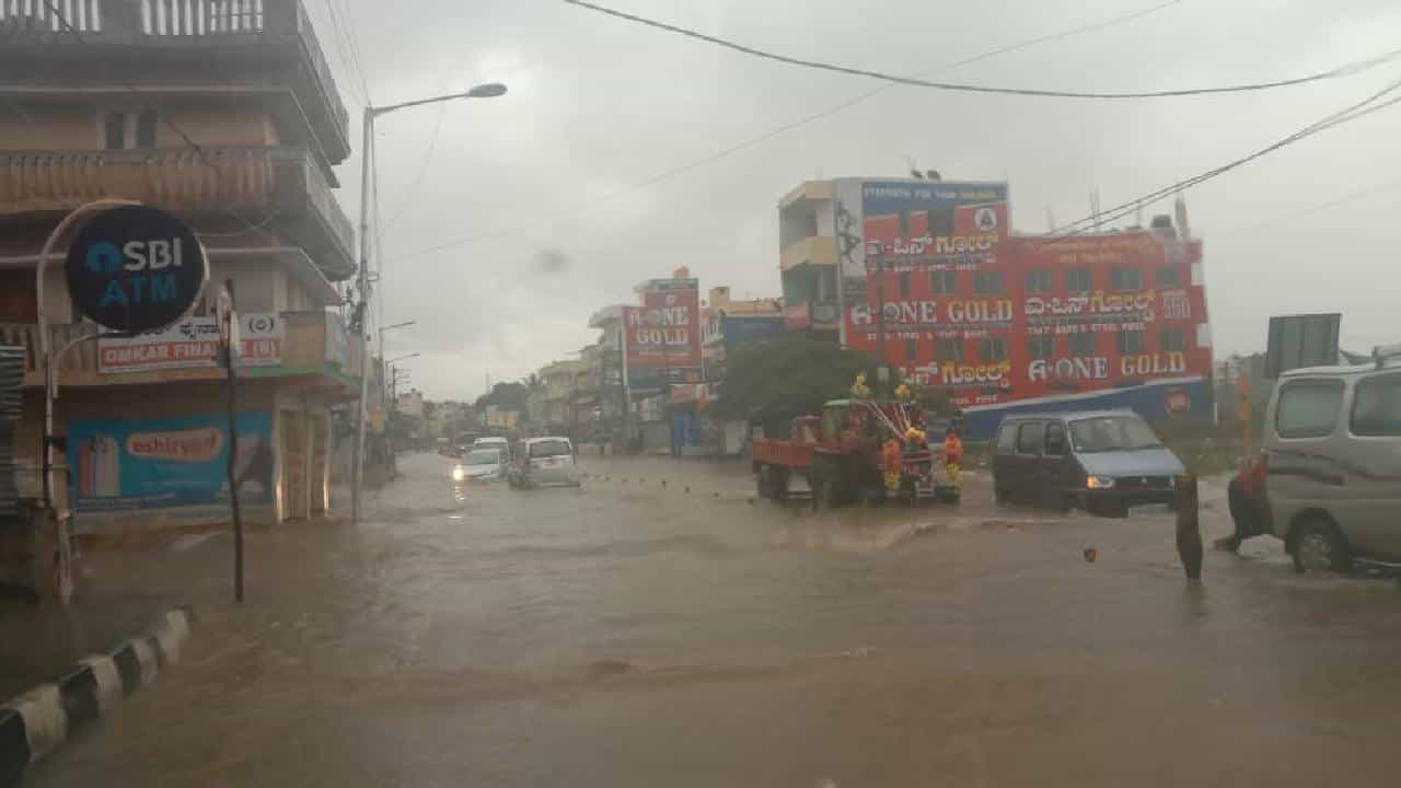 Karnataka Rain Updates: ಬೆಂಗಳೂರು ಸೇರಿದಂತೆ ವಿವಿಧ ಜಿಲ್ಲೆಗಳಲ್ಲಿ ಸುರಿದ ಮಳೆ Karnataka Rain Updates: ಬೆಂಗಳೂರು ಸೇರಿದಂತೆ ವಿವಿಧ ಜಿಲ್ಲೆಗಳಲ್ಲಿ ಸುರಿದ ಮಳೆ