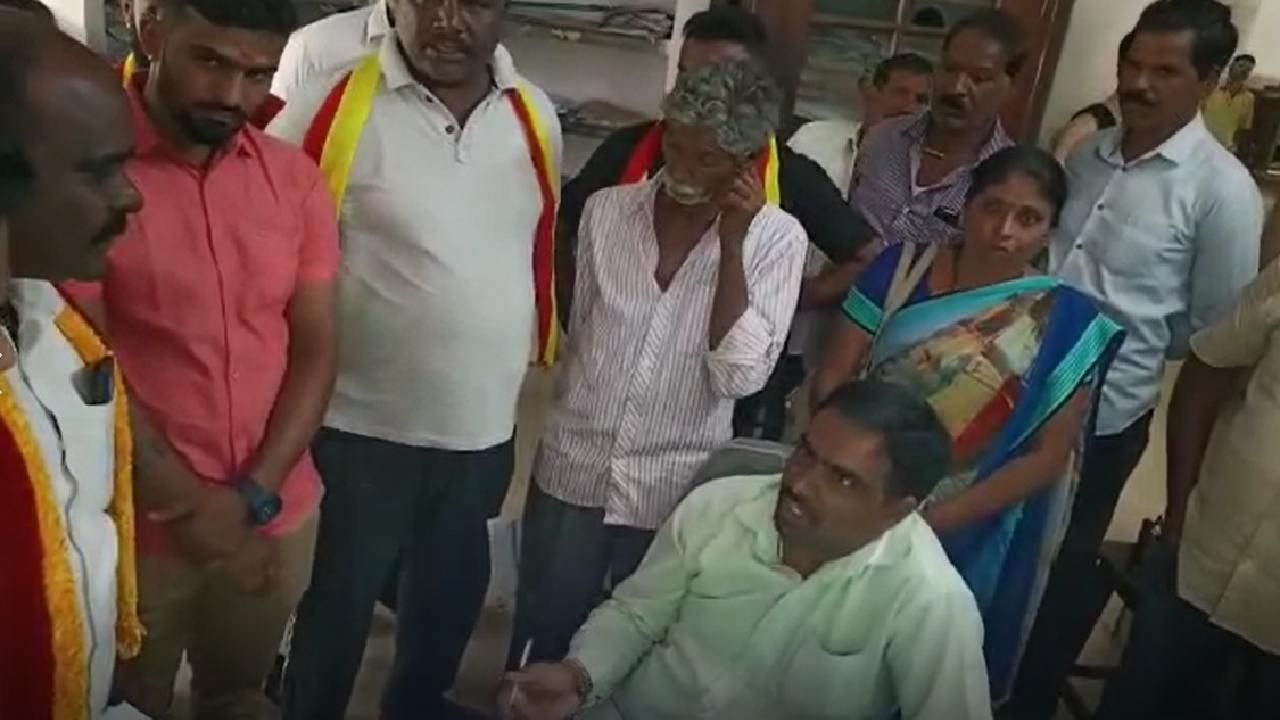 Crime News: ಅಂಚೆ ಕಛೇರಿಯಲ್ಲಿ ಆದಾರ್ ಕಾರ್ಡ್ ಮಾಡಿಕೊಡಲು ದುಪ್ಪಟ್ಟು ಹಣ ವಸೂಲಿ; ನೌಕರನನ್ನು ತರಾಟೆಗೆ ತೆಗೆದುಕೊಂಡ ಜನ Crime News: ಅಂಚೆ ಕಛೇರಿಯಲ್ಲಿ ಆದಾರ್ ಕಾರ್ಡ್ ಮಾಡಿಕೊಡಲು ದುಪ್ಪಟ್ಟು ಹಣ ವಸೂಲಿ; ನೌಕರನನ್ನು ತರಾಟೆಗೆ ತೆಗೆದುಕೊಂಡ ಜನ