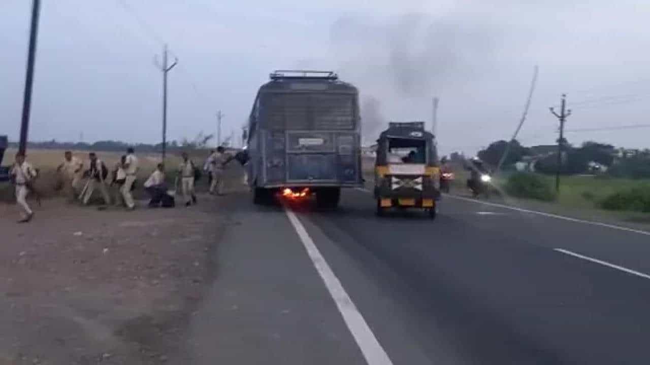 Shocking Video: ಬೆಂಕಿ ಹೊತ್ತಿಕೊಂಡ ಬಸ್ ಕೆಳಗೆ ಬಿದ್ದು ಬೈಕ್ ಸವಾರ ಸಜೀವ ದಹನ; ದಿಕ್ಕಾಪಾಲಾಗಿ ಓಡಿದ ಪೊಲೀಸರು