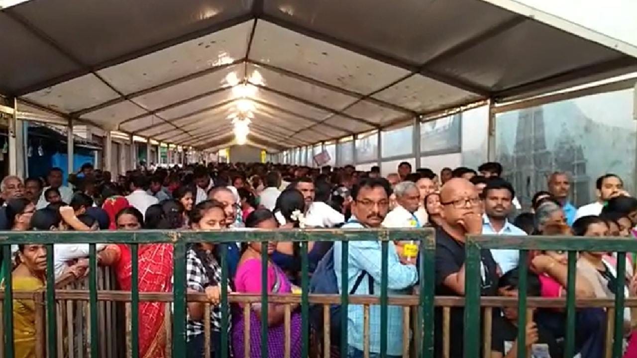 ಹಾಸನಾಂಬೆಯ ದರ್ಶನ ಭಾಗ್ಯ: ಕಿಲೋಮೀಟರ್ ವ್ಯಾಪಿಸಿದ ಭಕ್ತರ ಸರದಿಯ ಸಾಲು ಹಾಸನಾಂಬೆಯ ದರ್ಶನ ಭಾಗ್ಯ: ಕಿಲೋಮೀಟರ್ ವ್ಯಾಪಿಸಿದ ಭಕ್ತರ ಸರದಿಯ ಸಾಲು