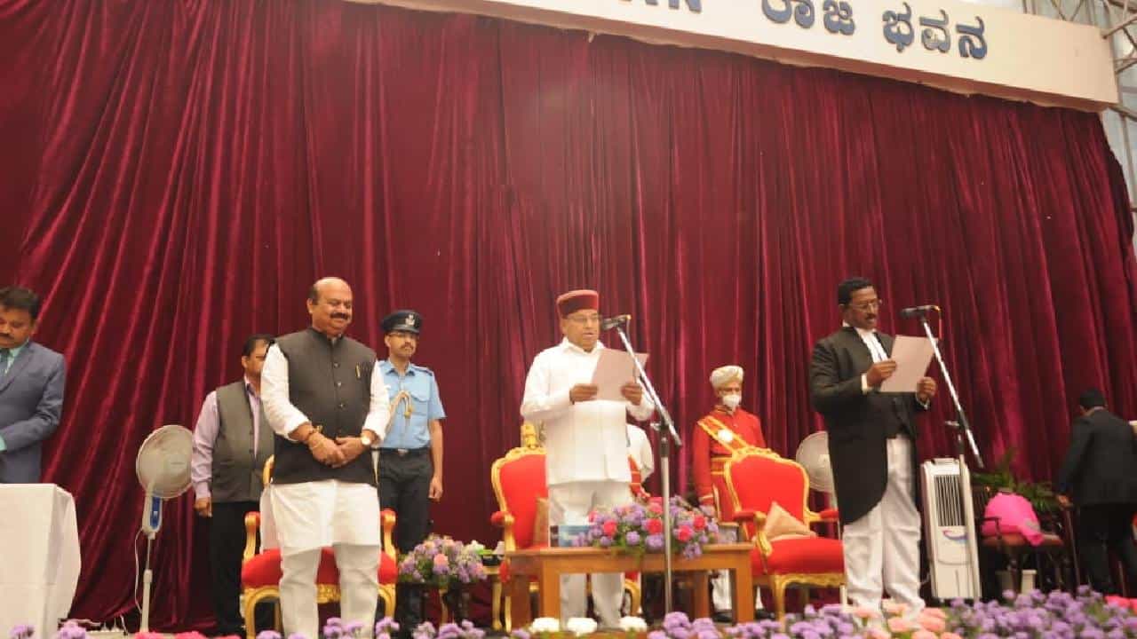ಕರ್ನಾಟಕ ಹೈಕೋರ್ಟ್ ಸಿಜೆ ಆಗಿ ಪಿ.ಬಿ.ವರಳೆ ಪ್ರಮಾಣ ವಚನ ಸ್ವೀಕಾರ ಕರ್ನಾಟಕ ಹೈಕೋರ್ಟ್ ಸಿಜೆ ಆಗಿ ಪಿ.ಬಿ.ವರಳೆ ಪ್ರಮಾಣ ವಚನ ಸ್ವೀಕಾರ
