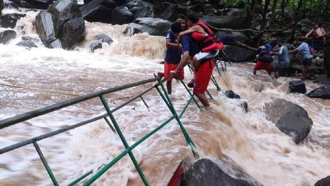Viral Video: ಭಾರೀ ಮಳೆಯಿಂದ ದೂಧ್ಸಾಗರ್ ಜಲಪಾತದ ಸೇತುವೆ ಕುಸಿತ; 40 ಪ್ರವಾಸಿಗರ ರಕ್ಷಣೆ Viral Video: ಭಾರೀ ಮಳೆಯಿಂದ ದೂಧ್ಸಾಗರ್ ಜಲಪಾತದ ಸೇತುವೆ ಕುಸಿತ; 40 ಪ್ರವಾಸಿಗರ ರಕ್ಷಣೆ
