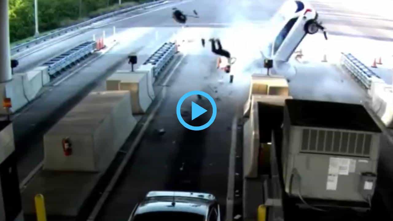 Viral Video: ಮೈ ರೋಮ ನೆಟ್ಟಗಾಗುವಂತೆ ಮಾಡುತ್ತಿದೆ ಭೀಕರ ಅಪಘಾತದ ವಿಡಿಯೋ Viral Video: ಮೈ ರೋಮ ನೆಟ್ಟಗಾಗುವಂತೆ ಮಾಡುತ್ತಿದೆ ಭೀಕರ ಅಪಘಾತದ ವಿಡಿಯೋ