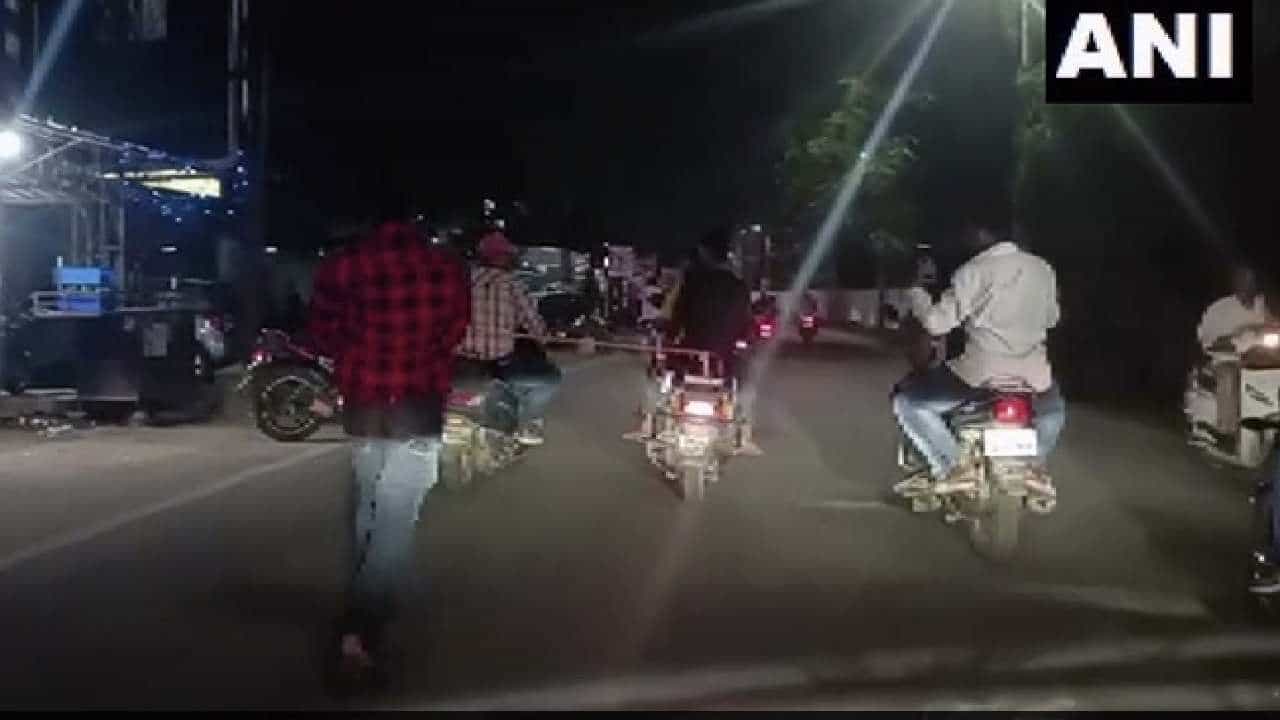 Viral Video: ಯುವಕನನ್ನು ಸ್ಕೂಟಿಗೆ ಕಟ್ಟಿ ರಸ್ತೆಯಲ್ಲಿ 2 ಕಿ.ಮೀ ಎಳೆದುಕೊಂಡು ಹೋದ ವಿಡಿಯೋ ವೈರಲ್ Viral Video: ಯುವಕನನ್ನು ಸ್ಕೂಟಿಗೆ ಕಟ್ಟಿ ರಸ್ತೆಯಲ್ಲಿ 2 ಕಿ.ಮೀ ಎಳೆದುಕೊಂಡು ಹೋದ ವಿಡಿಯೋ ವೈರಲ್