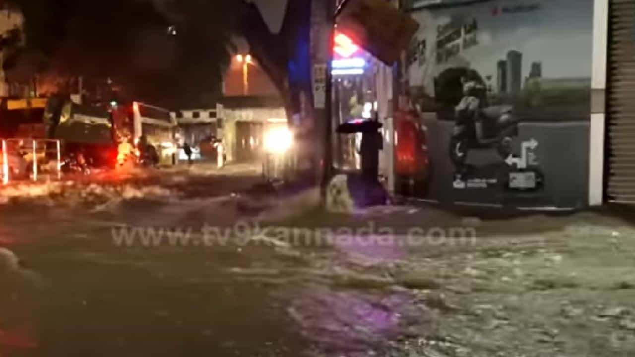 Bangalore Rain: ಬೆಂಗಳೂರಿನ ಶಿವಾನಂದ ವೃತ್ತದಲ್ಲಿ ನದಿಯಂತೆ ಹರಿದ ಮಳೆ ನೀರು Bangalore Rain: ಬೆಂಗಳೂರಿನ ಶಿವಾನಂದ ವೃತ್ತದಲ್ಲಿ ನದಿಯಂತೆ ಹರಿದ ಮಳೆ ನೀರು