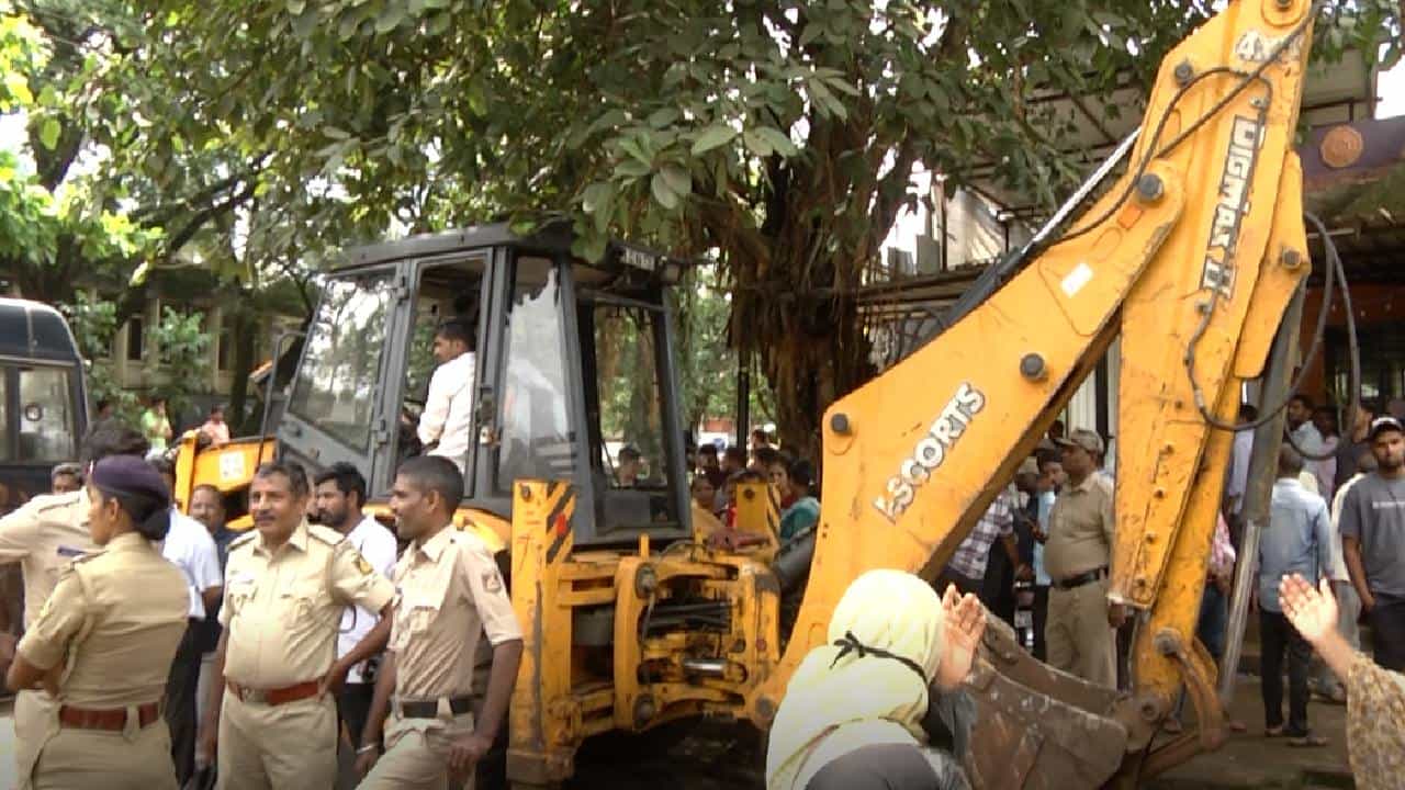 ಬೆಳಗಾವಿ: ತಗಡಿನ ಪತ್ರಾಸ್ ತೆರವಿಗೆ ಹಿಂದೂಪರ ಸಂಘಟನೆಗಳ ವಿರೋಧ; ಭವ್ಯ ಮಂದಿರ ನಿರ್ಮಾಣದ ಭರವಸೆ ನೀಡಿದ ಅಧಿಕಾರಿಗಳು ಬೆಳಗಾವಿ: ತಗಡಿನ ಪತ್ರಾಸ್ ತೆರವಿಗೆ ಹಿಂದೂಪರ ಸಂಘಟನೆಗಳ ವಿರೋಧ; ಭವ್ಯ ಮಂದಿರ ನಿರ್ಮಾಣದ ಭರವಸೆ ನೀಡಿದ ಅಧಿಕಾರಿಗಳು